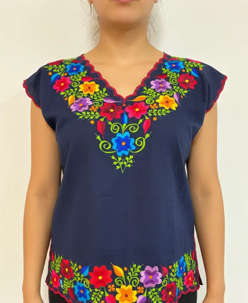 Blusa azul marino con detalle de flores azules,rosas y amarillas  con bordes rojos