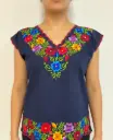 Blusa azul marino con detalle de flores azules,rosas y amarillas  con bordes rojos