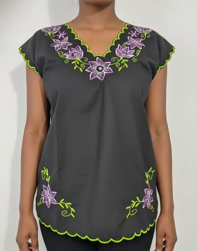 Blusa negra con flores multicolor bordadas