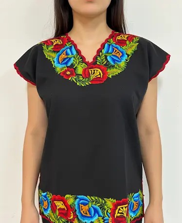 Blusa negra  con flores rojas, naranjas azules y verdes bordes rojos