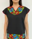 Blusa negra  con flores rojas, naranjas azules y verdes bordes rojos