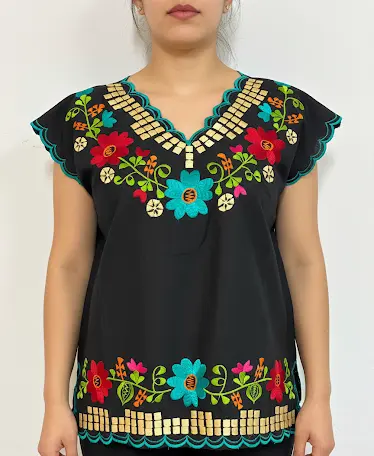 Blusa negra con flores rosas y detalles dorados borde azul turquesa