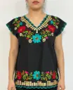 Blusa negra con flores rosas y detalles dorados borde azul turquesa