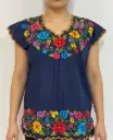 Blusa azul marino con detalle de flores rosas, azules, roja y amarillas y moradas borde naranja