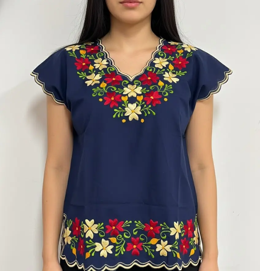 Blusa azul marino con bordes amarillos y flores