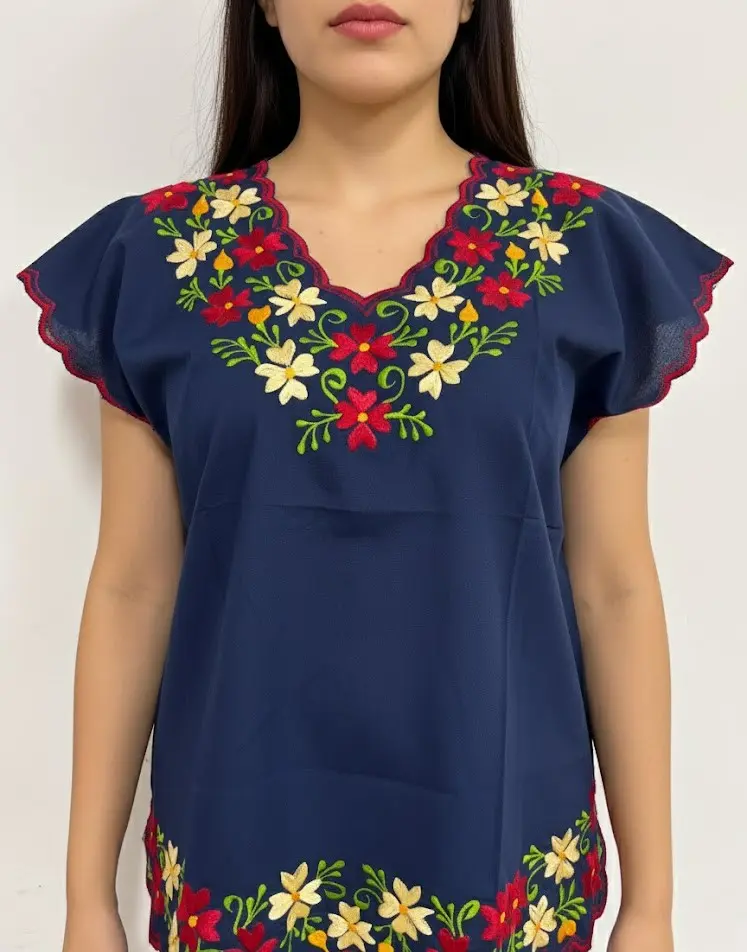 Blusa azul marino con bordes rojos y flores