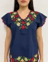 Blusa azul marino con bordes rojos y flores