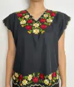Blusa negra con bordes amarillos y flores 