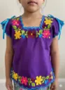 Blusa de niña morada con bordes azul y flores rosas, amarillo y vino