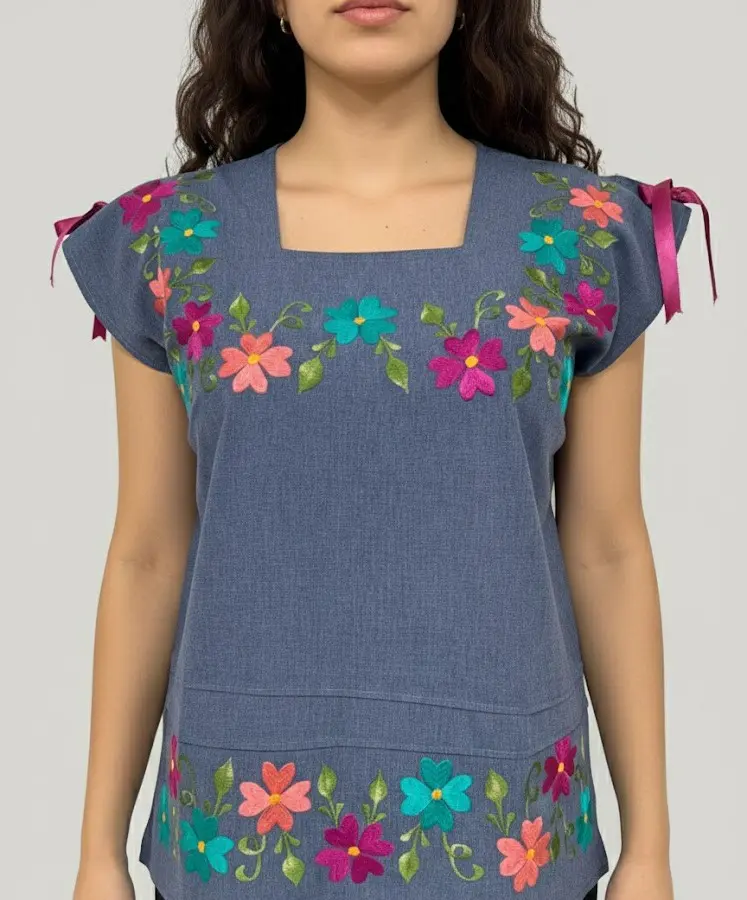[BLS-SLA-M1] Blusa color tipo mezclilla con flores boradadas y liston fiusha en ojal