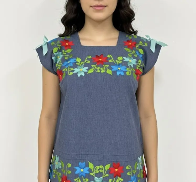 [BLS-SLA-M2] Blusa color tipo mezclilla con flores boradadas y liston azul celeste en ojal sin bordes