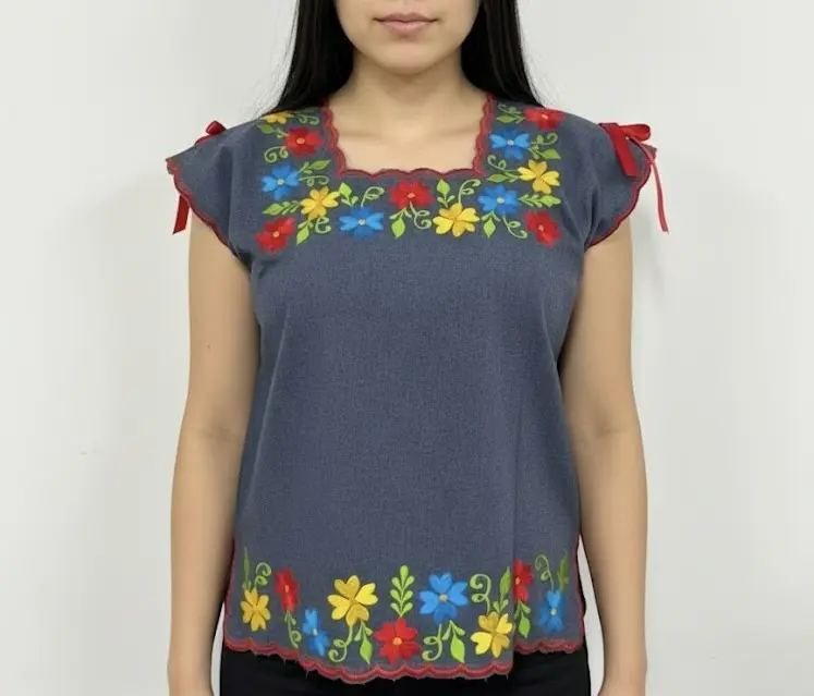 [BLS-SLA-M4] Blusa color tipo mezclilla con flores boradadas y liston rojo en ojal con bordes
