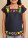 Blusa de niña azul marina con bordes rojos y flores aqua, amarillo y morado
