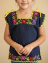 Blusa de niña azul marina con bordes amarillos y flores moradas, rosa y rojo