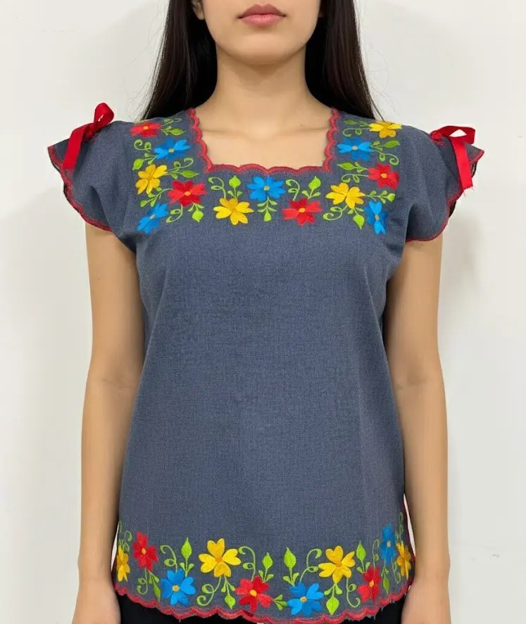 [BLS-SLA-M6] Blusa color tipo mezclilla con flores boradadas y liston rojo en ojal con bordes