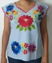Blusa azul cielo bordado multicolor