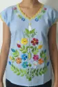 Blusa azul cielo bordado multicolor