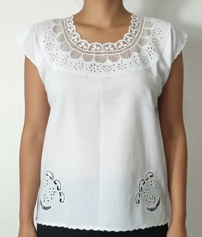 Blusa bordada blanca con calado floral