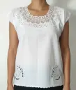 Blusa bordada blanca con calado floral