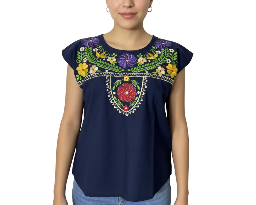 Blusa azul marino con flores moradas, amarillas y rojas