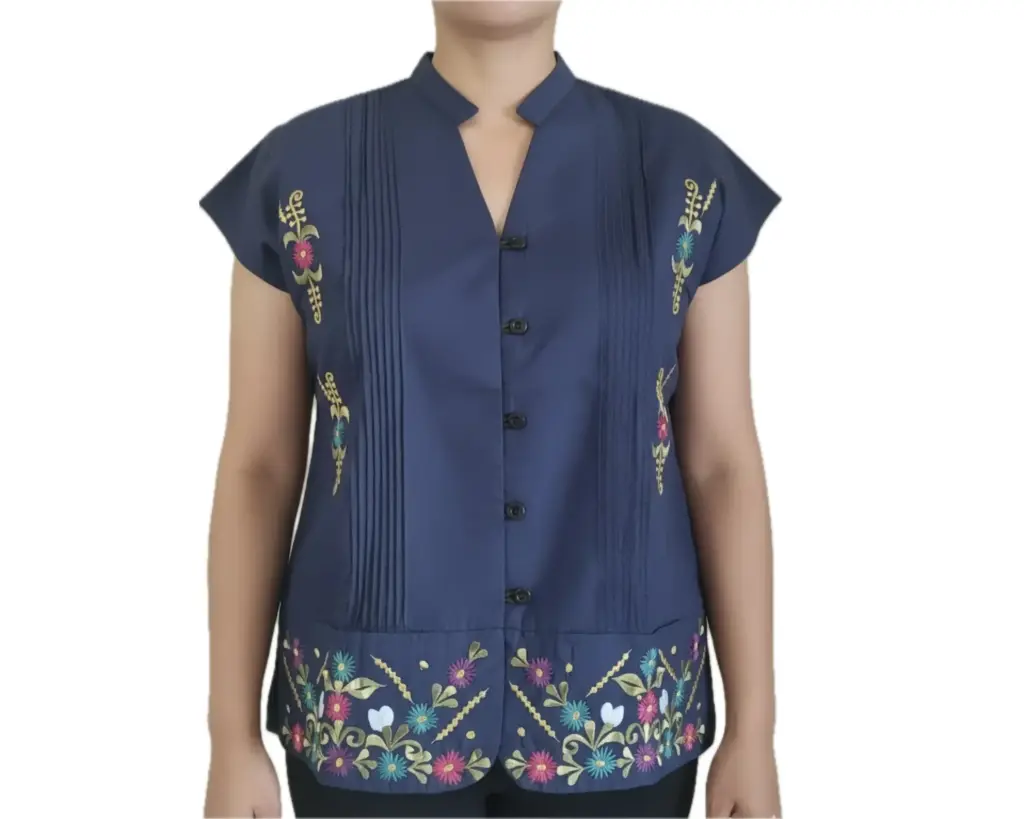 Blusa con botones azul mariano con flores bordadas
