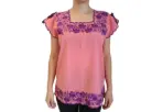 Blusa color salmon con flores moradas