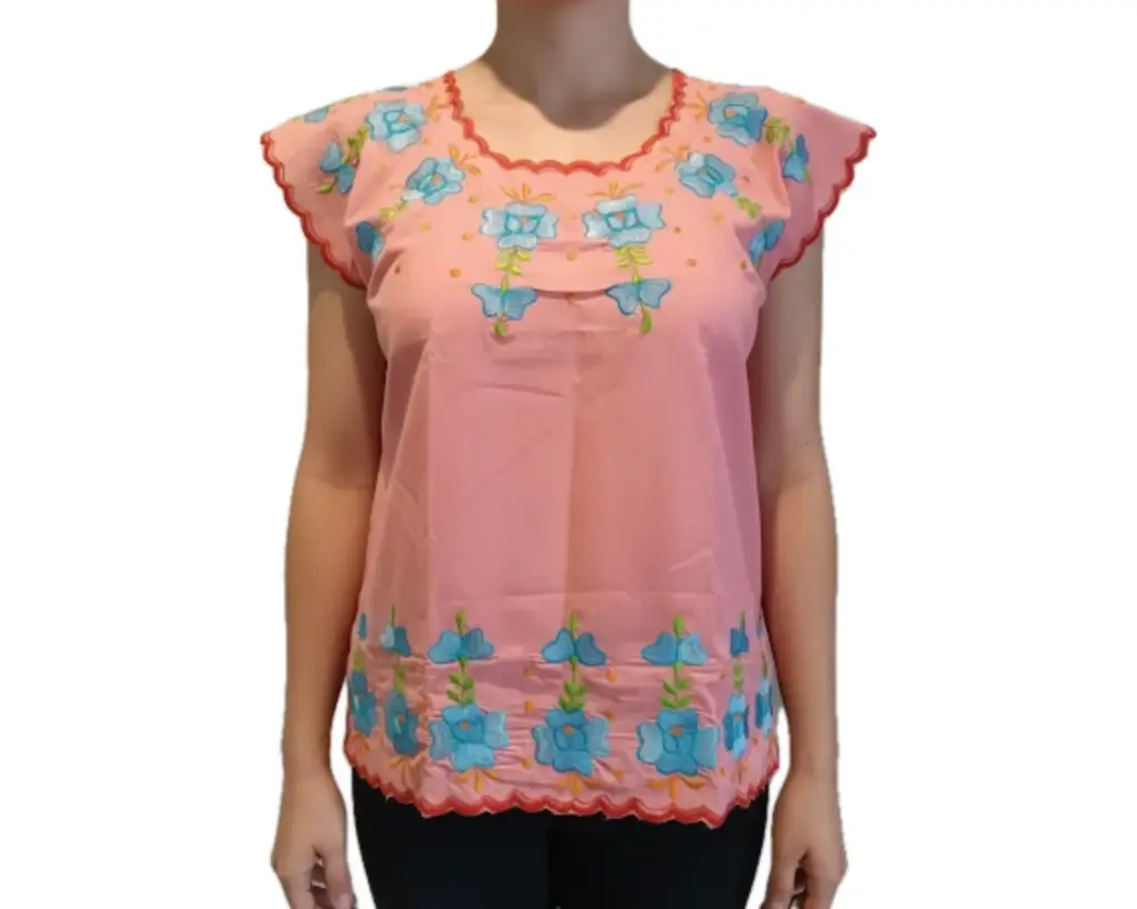 Blusa color salmón con flores azules