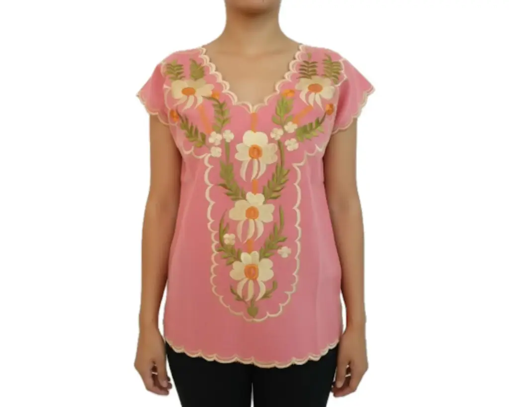 Blusa color salmón con flores amarillas y hojas verdes