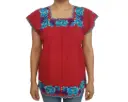 Blusa roja con bordados azules