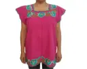 Blusa rosada con bordados azules