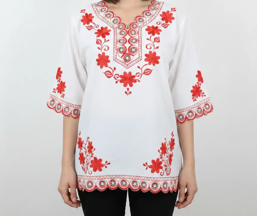 Blusa blanca con detalles bordados en rojo y calado