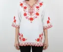 Blusa blanca con detalles bordados en rojo y calado