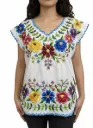 Blusa blanca con bordado de flores con bordes azules