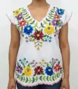 Blusa blanca con bordado de flores con bordes rosas