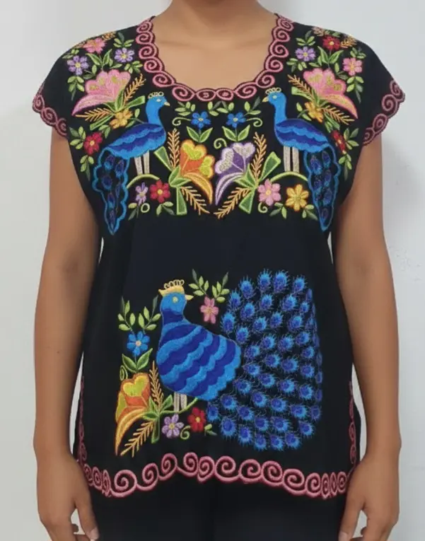 Blusa bordada modelo de pavo real negra