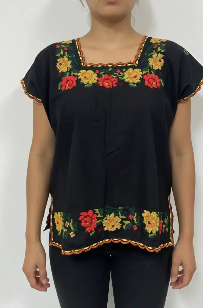 Blusa color negro con punto de cruz de varios colores