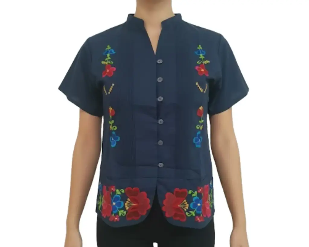 Blusa color azul marino abotonada con flores bordadas