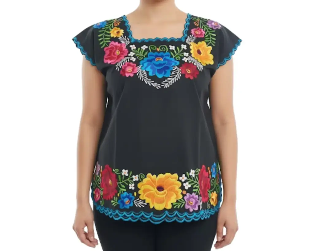 Blusa color negro con bordes azules y flores bordadas