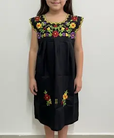 Vestido negro con flores rojas, amarillas y moradas