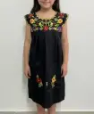 Vestido negro con flores rojas, amarillas y moradas