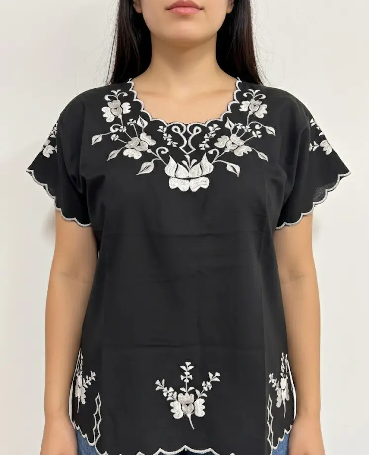 Blusa negra con bordados blancos 