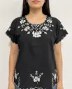 Blusa negra con bordados blancos 