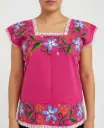 Blusa rosada con flores pintadas