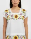 Blusa blanca con flores pintadas