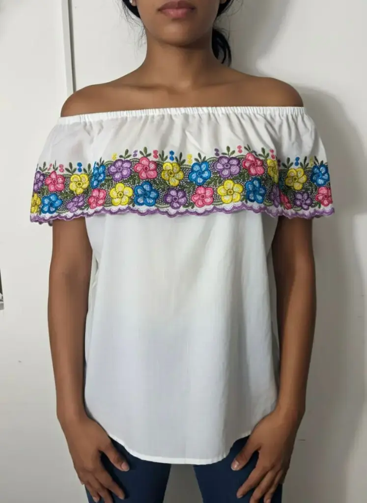 Bllusa blanca con borde morado y flores color diversas
