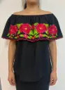 Blusa negra con borde rojo y flores color diversas