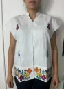 Blusa blanca bordada de varios modelos