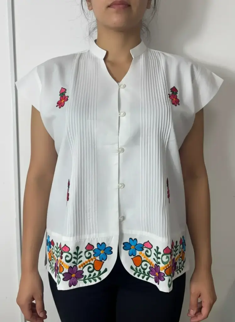 Blusa blanca bordada con flores rojas claro