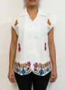 Blusa blanca bordada con flores naranjas