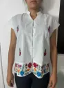 Blusa blanca bordada con flores moradas